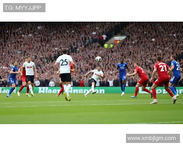 《绿茵场上的英雄梦想 足球球星挥洒热血与荣耀的精彩瞬间》