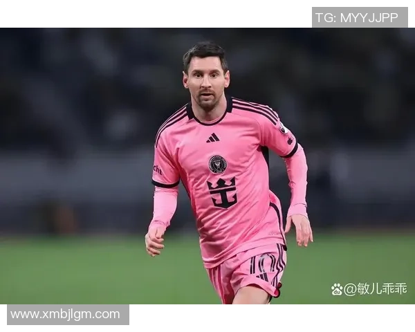 《足球场上的王者崛起：一位球星的传奇之路与梦想追逐》